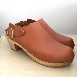 Bryr Wood Leather Clogs